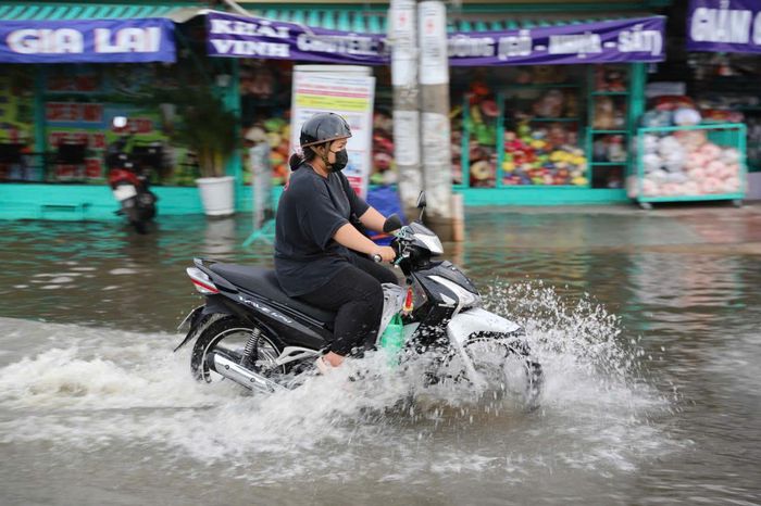 Chị Kim Ý, người dân sống trên đường Trần Xuân Soạn (quận 7 cũ) chia sẻ, "đến hẹn lại lên", tình trạng mưa kết hợp triều cường khiến tuyến đường ngập sâu, phương tiện lưu thông khó khăn. “Người dân chúng tôi mong các dự án chống ngập sớm hoàn thành để thoát cảnh ngập nước do mưa, do triều, đi lại thuận tiện, an toàn hơn", chị Ý nói.