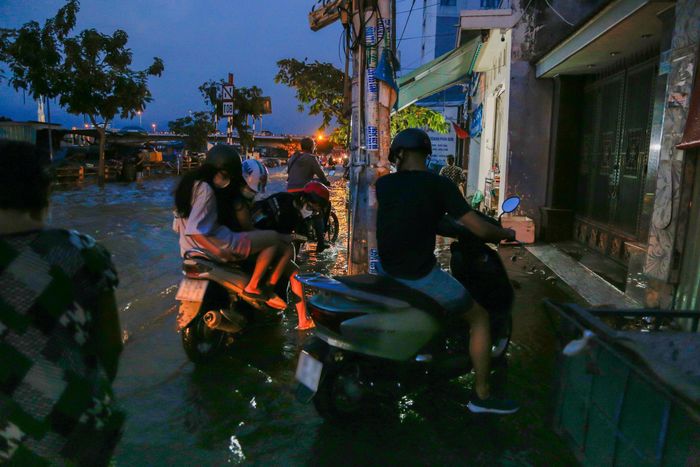 Ngoài Trần Xuân Soạn, một số khu vực thấp trũng như Phạm Thế Hiển, Rạch Cùng, Lương Định Của và khu vực ven Nhà Bè cũng có nguy cơ chịu ảnh hưởng khi triều dâng cao.