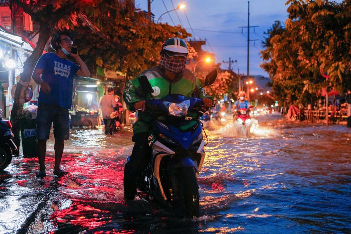 Đỉnh triều cao thường xuất hiện vào khoảng 6-8h và 17-19h, trùng với các khung giờ người dân đi làm và trở về nhà, làm gia tăng nguy cơ ngập và ảnh hưởng giao thông.