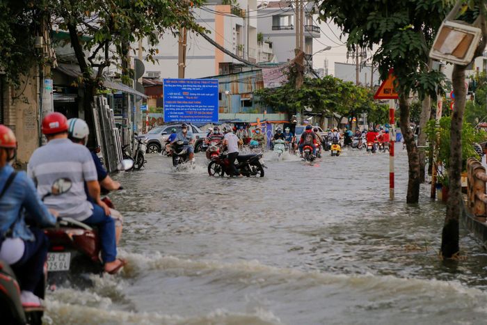 Tại các tuyến Lê Văn Lương, Nguyễn Bình, Trần Xuân Soạn, Nguyễn Hữu Thọ, đường số 14… nhiều điểm trũng thấp ngập sâu. Tình trạng này diễn ra vào thời điểm cuối giờ chiều, khi lượng phương tiện lưu thông đông, khiến việc di chuyển của người dân gặp nhiều khó khăn.