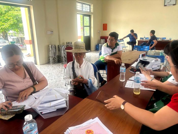 Cán bộ Trung tâm Phát triển quỹ đất khu vực Hoà Bình chi trả tiền bồi thường giải phóng mặt bằng hộ dân có đất thu hồi thuộc phạm vi dự án điện 110kV tại các nhà văn hóa thôn.