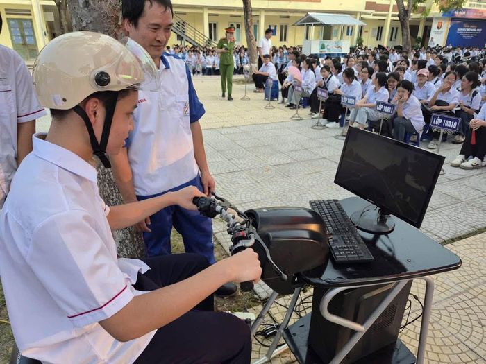 Học sinh Trường THPT Mỹ Đức A được nghe phổ biến kiến thức về an toàn giao thông và tham gia thực hành mô phỏng lái xe an toàn.