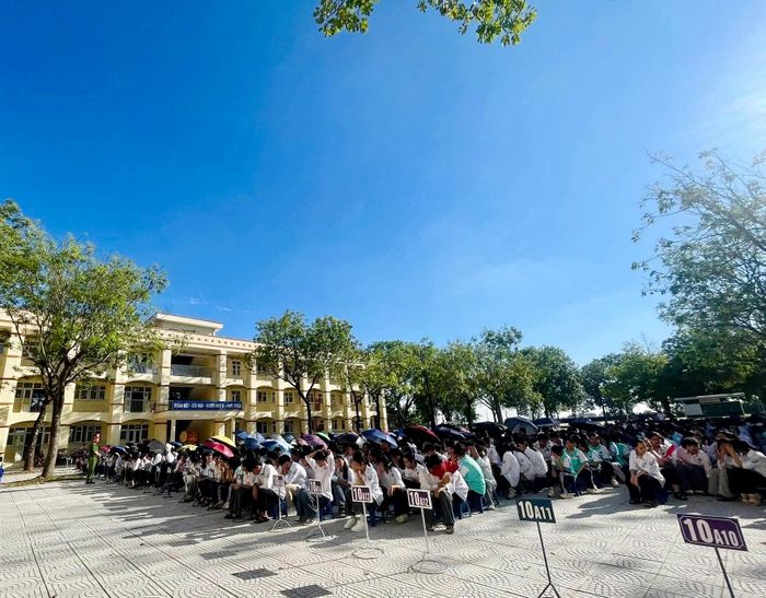 Học sinh Trường THPT Hợp Thanh tham gia tuyên truyền về phòng, chống ma túy, bạo lực học đường và an toàn giao thông.