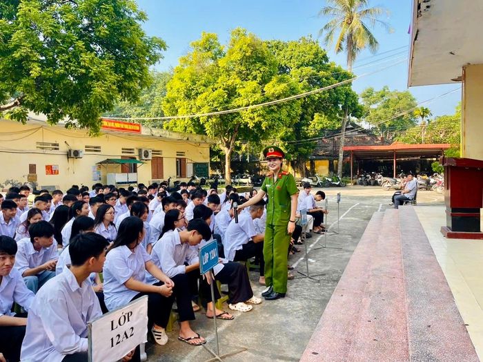 Học sinh Trung tâm GDNN-GDTX số 12 Hà Nội, Phân hiệu Trung tâm, được tuyên truyền về phòng, chống ma túy và an toàn giao thông.