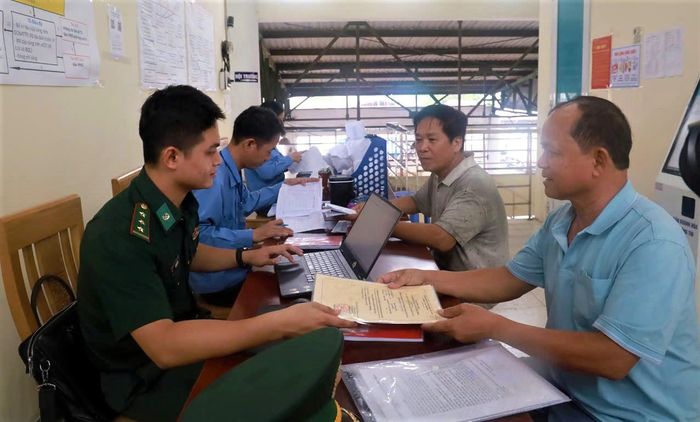 Lực lượng chức năng kiểm tra thủ tục hành chính của tàu cá tại cảng Hòn Rớ trước khi rời đất liền vươn khơi bám biển.