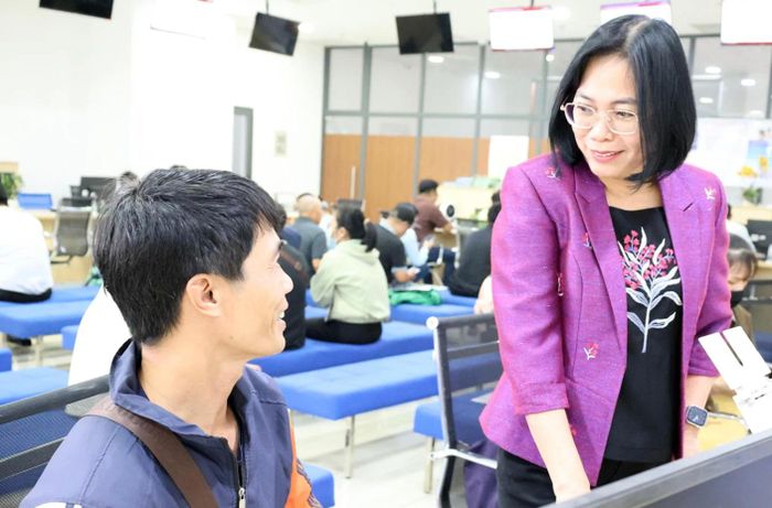 Lãnh đạo TP Đồng Nai lắng nghe chia sẻ của người dân.