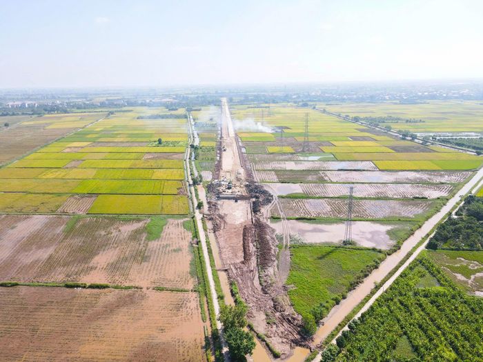 Về vật liệu xây dựng, chủ đầu tư đề nghị UBND tỉnh Hưng Yên chỉ đạo các cơ quan chức năng phối hợp tháo gỡ khó khăn, tạo điều kiện để nhà thầu bảo đảm nguồn cung phục vụ thi công.