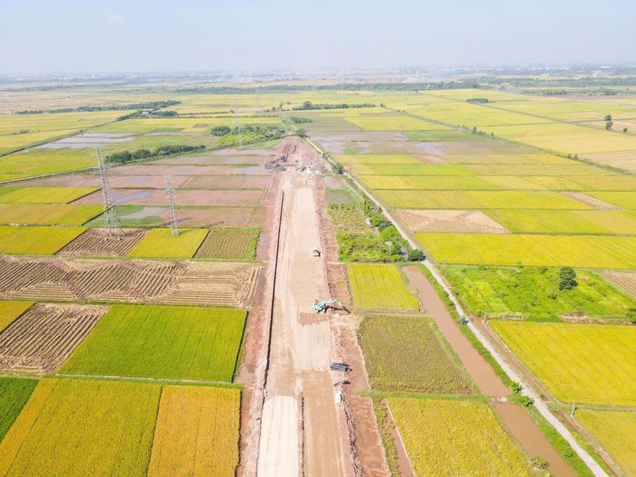 Ôngng Nguyễn Danh Hiếu, cán bộ kỹ thuật của Công ty TNHH Minh Phương cho hay, đơn vị này phải dừng thi công mấy tháng vì không có mặt bằng, đến tháng 6 vừa qua thì mới có mặt bằng sạch để đưa thiết bị máy móc, nhân lực vào thi công.