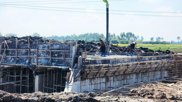 Báo cáo mới nhất của Ban Quản lý dự án đầu tư xây dựng số 1 gửi UBND tỉnh Hưng Yên cho hay, với thời gian thực hiện hợp đồng đến ngày 31/12/2026, khối lượng còn lại lớn, trong khi yêu cầu đẩy nhanh tiến độ và hoàn thành các mục tiêu của dự án là rất cao, do đó, cần tập trung xử lý đồng thời các điểm nghẽn về mặt bằng, vật liệu, nhân lực, thiết bị và tổ chức thi công.