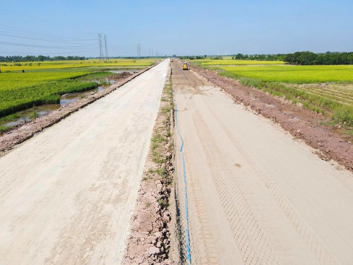 Một số hạng mục trên các đoạn đã có mặt bằng đang được triển khai, trong đó nhiều vị trí đã hoàn thành nền đường và cống ngang. Tuy nhiên, tiến độ tổng thể vẫn chịu ảnh hưởng đáng kể bởi phạm vi mặt bằng chưa hoàn thành.