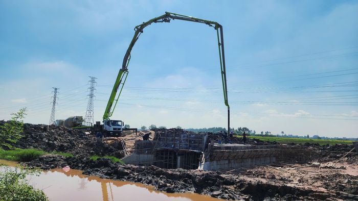 Ông Trần Thanh Sơn, Phó giám đốc Ban Quản lý dự án đầu tư xây dựng số 1 Hưng Yên (chủ đầu tư) cho hay, đến nay khối lượng xây lắp mới đạt khoảng 16%, công tác giải phóng mặt bằng đạt khoảng gần 85%.