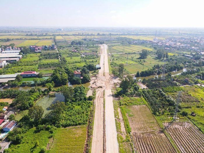 Nhằm giải quyết điểm nghẽn về mặt bằng, Ban Quản lý dự án đầu tư xây dựng số 1 Hưng Yên đề nghị UBND xã có dự án đi qua xử lý dứt điểm các trường hợp còn vướng, phấn đấu bàn giao mặt bằng đất nông nghiệp cho nhà thầu trước ngày 30/9, đất thổ cư trước ngày 30/10.