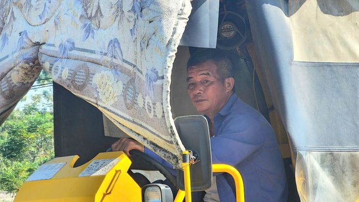 Ông Trần Văn Phúc, công nhân lái xe lu của Công ty TNHH Minh Phương (nhà thầu thi công dự án) cho biết, vài tháng trở lại đây khi có mặt bằng, ông và hàng chục công nhân khác tại công ty được huy động làm tăng ca.