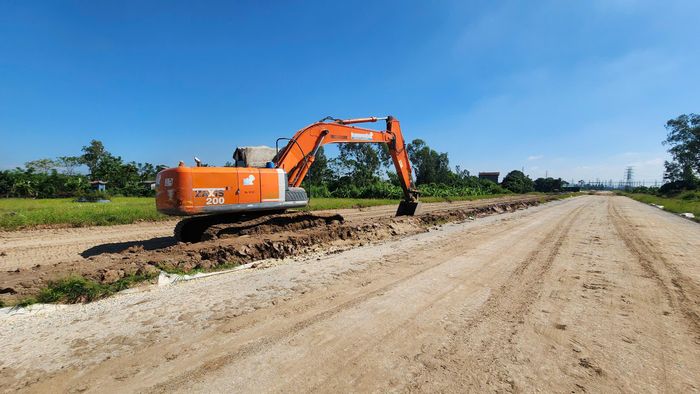 Những ngày cuối tháng 9, khi thời tiết nắng ráo, trên công trường dự án xây dựng đường Chí Tân - Toàn Thắng (giao quốc lộ 39, tỉnh Hưng Yên), hàng chục công nhân và thiết bị máy móc đang miệt mài làm việc.