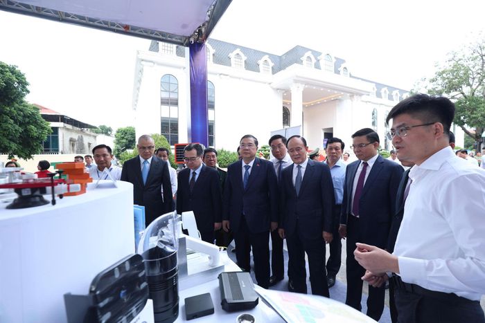 Đoàn đại biểu tham quan tại gian hàng của Tập đoàn CNCTech.