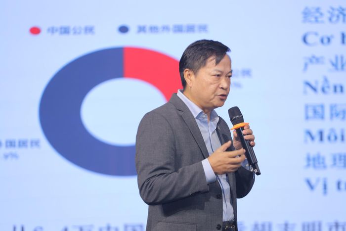 Ông Dương Khai Dũng, Phó Chủ tịch Thường trực Hiệp hội Doanh nghiệp Trung Quốc tại Việt Nam - Chi hội TP.HCM, trình bày tham luận tại toạ đàm.