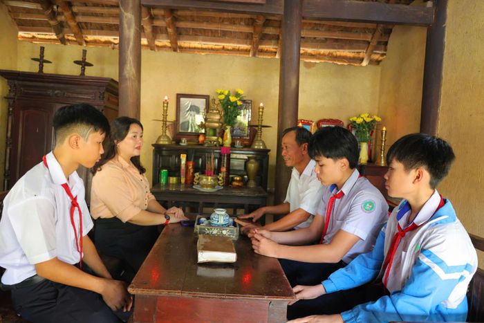 Căn nhà nhỏ, mộc mạc là nơi cụ Huỳnh sống và làm việc, nhiều chủ trương, quyết sách quan trọng phục vụ cuộc kháng chiến cứu nước được bàn thảo và triển khai.
