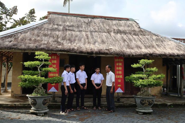 Đây là nơi cụ Huỳnh Thúc Kháng, với tư cách là Đặc phái viên của Chính phủ vào làm việc tại Ủy ban Kháng chiến hành chính Nam Trung Bộ đã sống và làm việc 5 tháng trước khi lâm bệnh nặng và qua đời vào ngày 21/4/1947.
