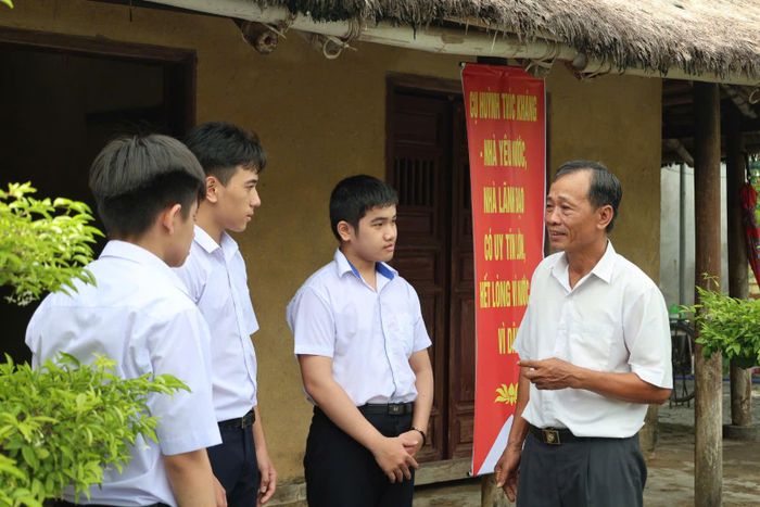 Trong thời gian này, cụ Huỳnh sống chung nhà và được gia đình bà Nguyễn Thị Yên trực tiếp chăm sóc cơm nước. Dù gắn bó không lâu, nhưng sinh thời cụ sống vô cùng giản dị, hòa nhã và vui vẻ nên người dân địa phương luôn dành cho cụ sự kính trọng và tình cảm đặc biệt.