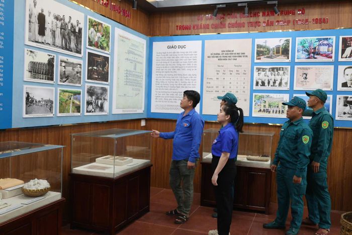 Bên cạnh việc giữ nguyên hiện trạng không gian xưa của ngôi nhà, địa phương đã đầu tư xây dựng Nhà trưng bày để lưu giữ hình ảnh, hiện vật về cuộc đời và sự nghiệp của nhà chí sĩ yêu nước, giúp thế hệ sau hình dung rõ nét hơn về cốt cách của nhà cách mạng trọn đời vì dân, vì nước.