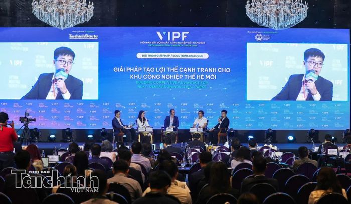  Tại phiên đối thoại gải pháp, các chuyên gia tập trung làm rõ hệ sinh thái nào sẽ giúp biến chiến lược phát triển KCN thế hệ mới thành năng lực vận hành bền vững thực sự?. Ảnh: Lê Toàn 