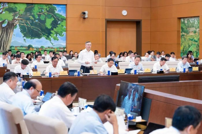 Bộ trưởng Bộ Tài chính Ngô Văn Tuấn trình bày tại phiên họp.