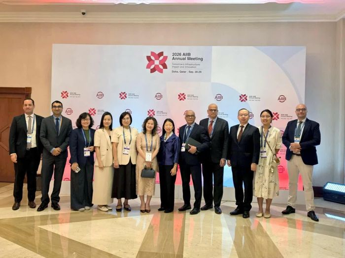 Đoàn công tác Bộ Tài chính Việt Nam và Ngân hàng Nhà nước Việt Nam chụp ảnh sau buổi làm việc với bà Kim See Lim - Giám đốc đầu tư và khách hàng công khu vực 1 AIIB. Ảnh: Vũ Khuê