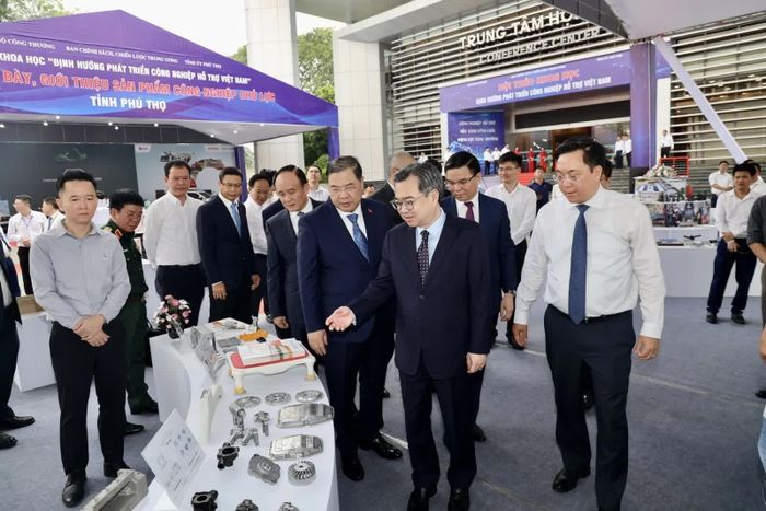 Trưởng Ban Chính sách, chiến lược Trung ương Nguyễn Thanh Nghị; Phó Thủ tướng Thường trực Phạm Gia Túc và các đại biểu tham quan gian hành tại hội thảo.