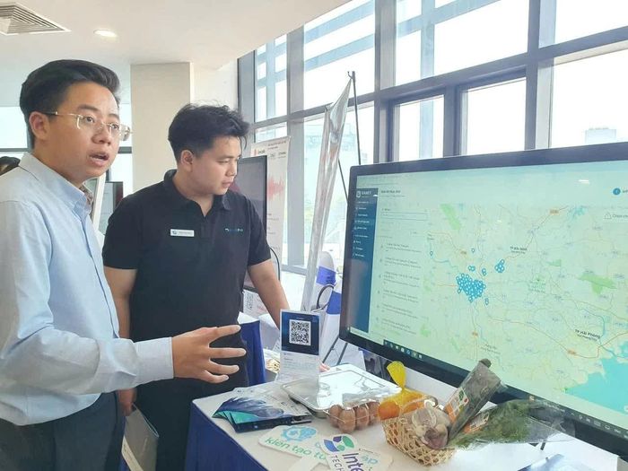 Các doanh nghiệp trưng bày, giới thiệu về mô hình ứng dụng khoa học công nghệ tại hội nghị. Ảnh: Diệu Hoa