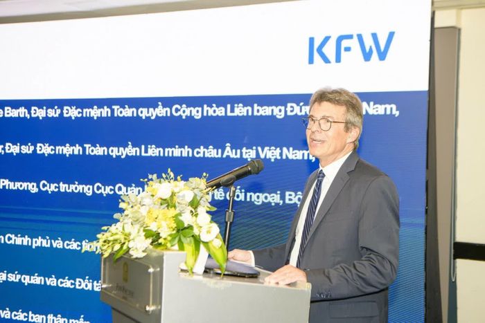 Giám đốc khu vực châu Âu và châu Á của KfW - ông Klaus Muller phát biểu tại buổi lễ