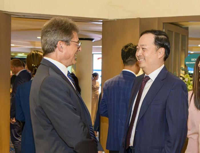Ông Nguyễn Quốc Phương và Giám đốc khu vực châu Âu và châu Á của KfW, ông Klaus Muller.