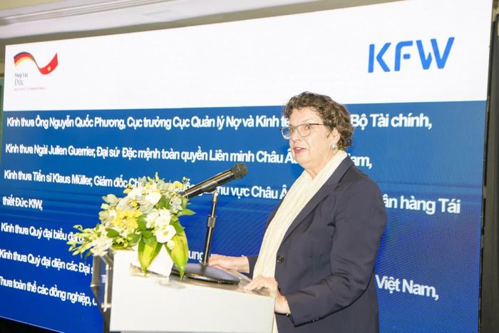 Đại sứ CHLB Đức tại Việt Nam - bà Helga Barth phát biểu.