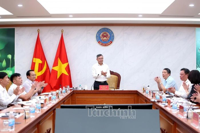 Hội nghị chúc mừng 16 đồng chí được bầu bổ sung tham gia Ban Chấp hành Đảng bộ Bộ Tài chính nhiệm kỳ 2025 - 2030. Ảnh: Đức Minh