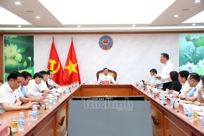 Đồng chí Đỗ Văn Trường - Phó Bí thư chuyên trách Đảng ủy Bộ Tài chính báo cáo tại hội nghị. Ảnh: Đức Minh
