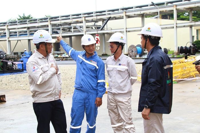 Ông Nguyễn Đắc Tuyên (áo xanh) giới thiệu các hạng mục BDTT tại nhà máy Đạm Cà Mau