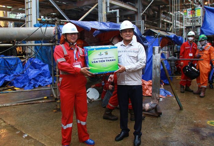 Bí thư Đảng ủy, Chủ tịch HĐQT PVCFC Văn Tiến Thanh tặng quà cho các nhà thầu