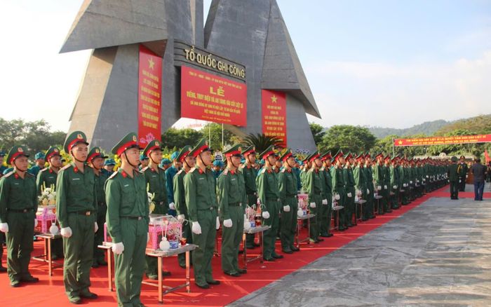 Nghi lễ đón 71 hài cốt Liệt sĩ diễn ra trong khong khí trang nghiêm, thành kính. Ảnh: Đức Toàn