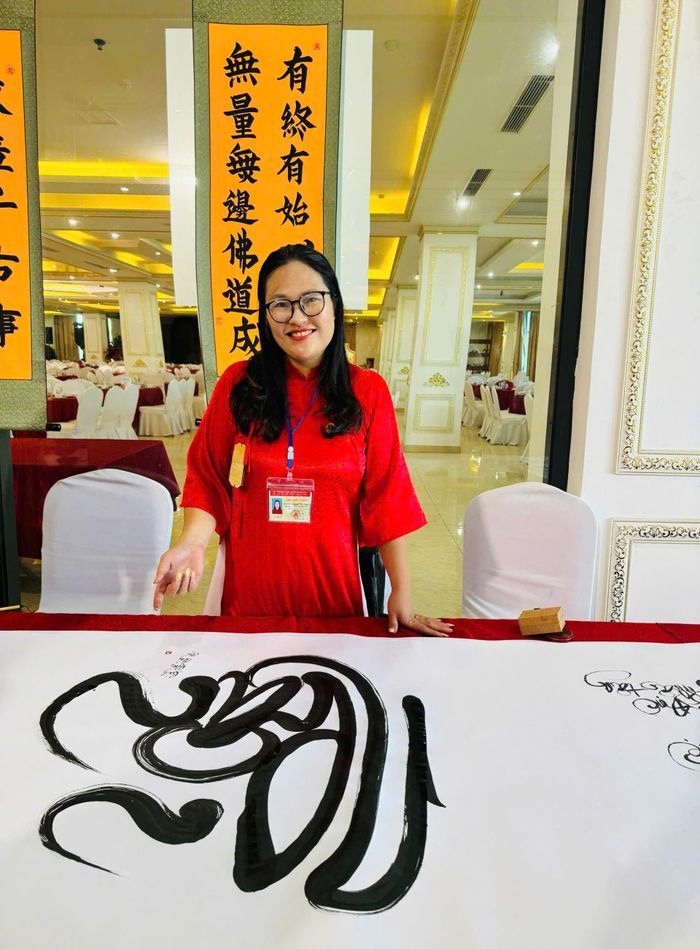 Nghệ nhân Nguyễn Thị Dung biểu diễn viết Trường quyển tại Ngày hội ông đồ Toàn quốc