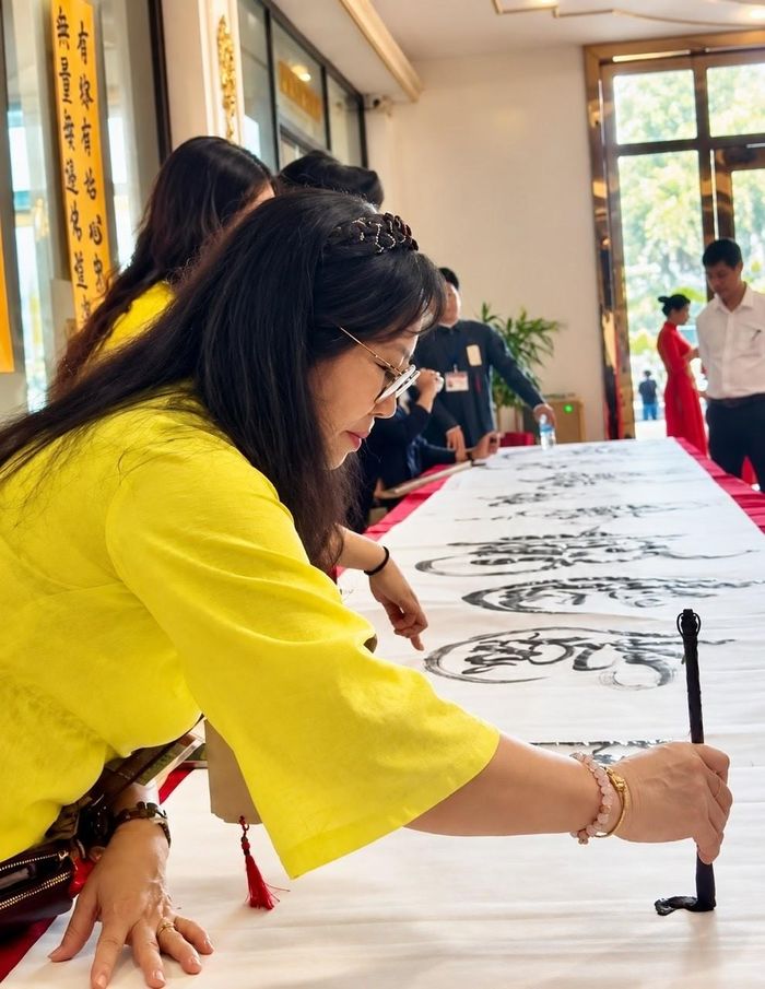 Nghệ nhân Nguyễn Thanh Hiền biểu diễn viết Trường quyển tại Ngày hội ông đồ Toàn quốc