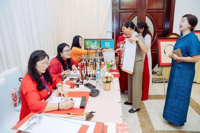 Hai nghệ nhân trao tặng những con chữ phù hợp với tâm tư, nguyện vọng của người xin chữ, góp phần lan tỏa vẻ đẹp Thư pháp Việt.