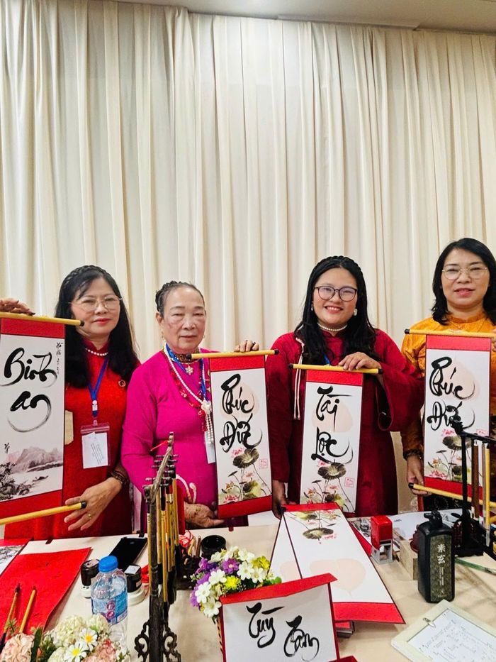 Mỗi tác phẩm thư pháp không chỉ là món quà, còn là lời chúc bình an, tài lộc, phúc đức và may mắn đến với người yêu chữ