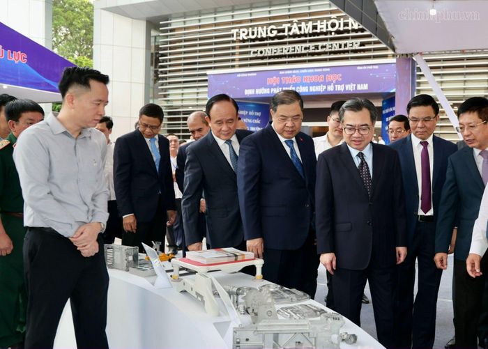  Trưởng ban Chính sách, chiến lược Trung ương Nguyễn Thanh Nghị, Phó Thủ tướng Thường trực Chính phủ Phạm Gia Túc và các đại biểu tham quan gian trưng bày sản phẩm tại hội thảo - Ảnh: chinhphu.vn/Phương Nguyên 