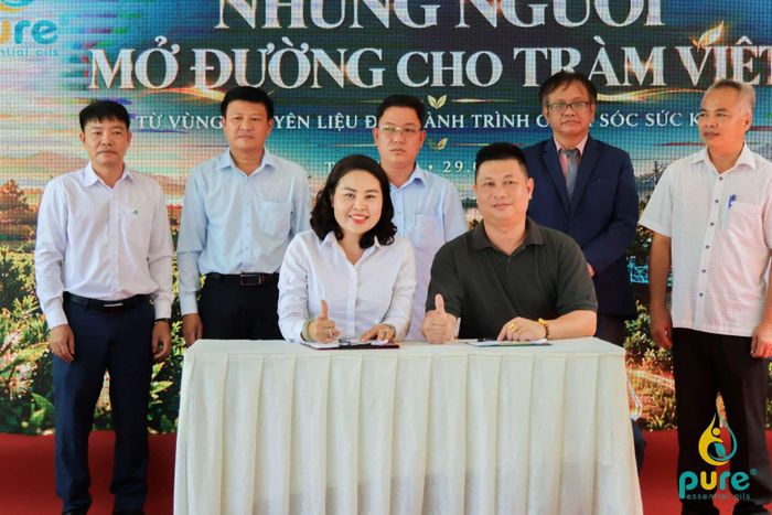  Bà Nguyễn Thị Mẫu - TGĐ Pure Global ký kết ghi nhớ cùng Ông Đinh Thiên Hải - Giám Đốc CTY TNHH Quốc tế Hạo Vũ 