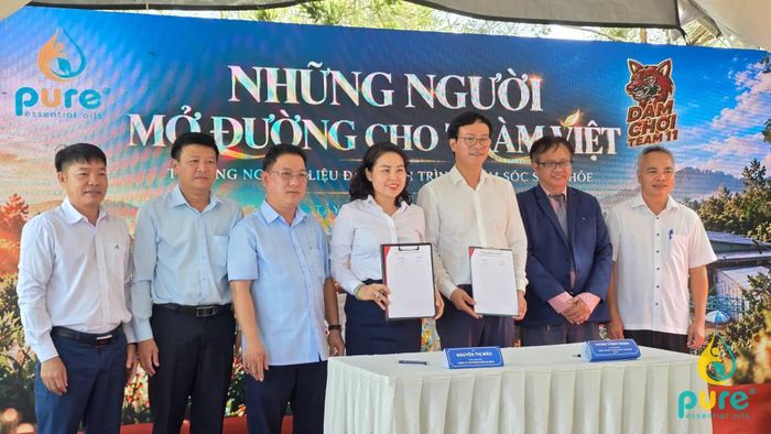  Bà Nguyễn Thị Mẫu - TGĐ Pure Global ký kết cùng  Ông Hoàng Thịnh Nhân - Phó Giám đốc Trung tâm Đổi mới sáng tạo và Ươm tạo Khởi nghiệp (NTTU) 