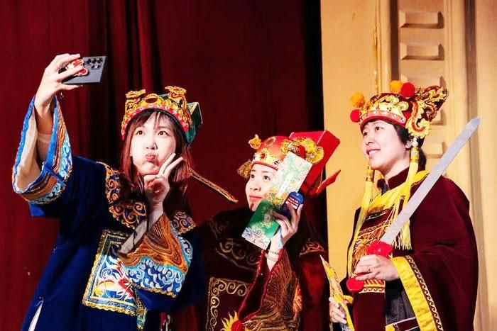Khán giả được trải nghiệm nhiều hoạt động khi xem vở tuồng "Triệu Đình Long cứu chúa" của Nhà hát Sân khấu truyền thống quốc gia Việt Nam. Ảnh: Hà Châu