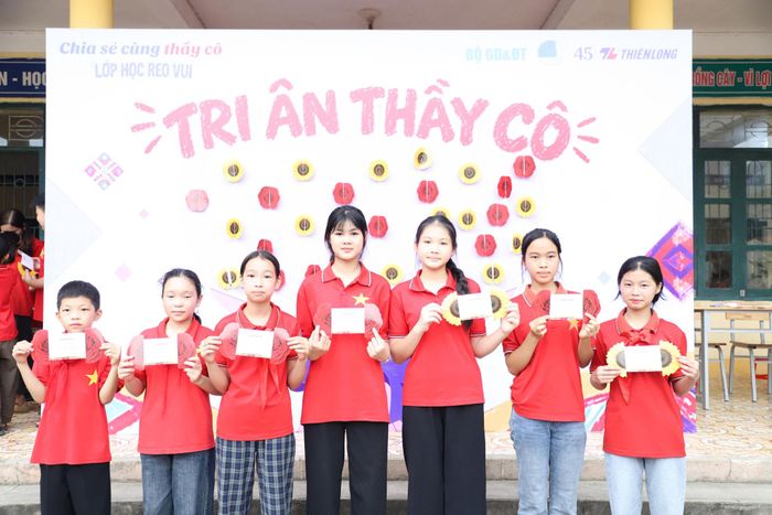 Ban tổ chức đã trao 45 suất quà và khoá học online tiếng Anh cho các thầy, cô giáo; trao 20 suất quà cho 20 em học sinh vượt khó học giỏi