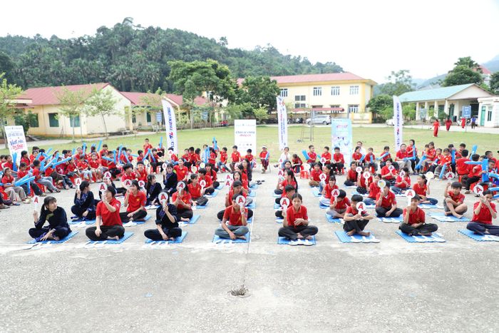 Các em học sinh được trải nghiệm School Tour “Lớp học reo vui” với các trò chơi như: “Trúc xanh”, “Đuổi màu bắt ý”, “Rung chuông vàng”, “Vượt rào tri thức”.
