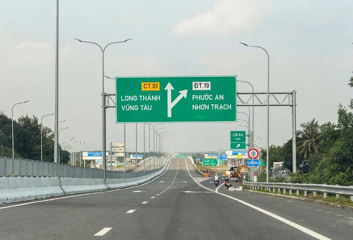 Lối ra Phước An, Nhơn Trạch trên cao tốc Bến Lức - Long Thành. Ảnh: Văn Dũng