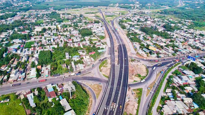 Nút giao cao tốc Bến Lức - Long Thành với Quốc lộ 51, phía xa là nút giao Tân Hiệp. Ảnh: Văn Dũng