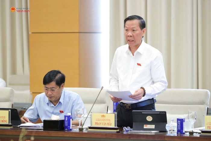 Chủ nhiệm Ủy ban Kinh tế và Tài chính Phan Văn Mãi trình bày Báo cáo thẩm tra sơ bộ dự án Luật Đấu thầu (sửa đổi)
